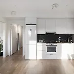 Private Room In Sharded Apartment At Loren