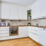 Charming And Cozy - Centrally Located