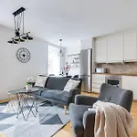 Charming And Cozy - Centrally Located