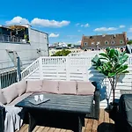 Ultracentral Duplex With Private Rooftop Terrace