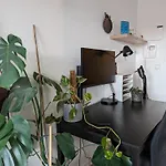 Spacious And Cozy Study Apartment With Balcony