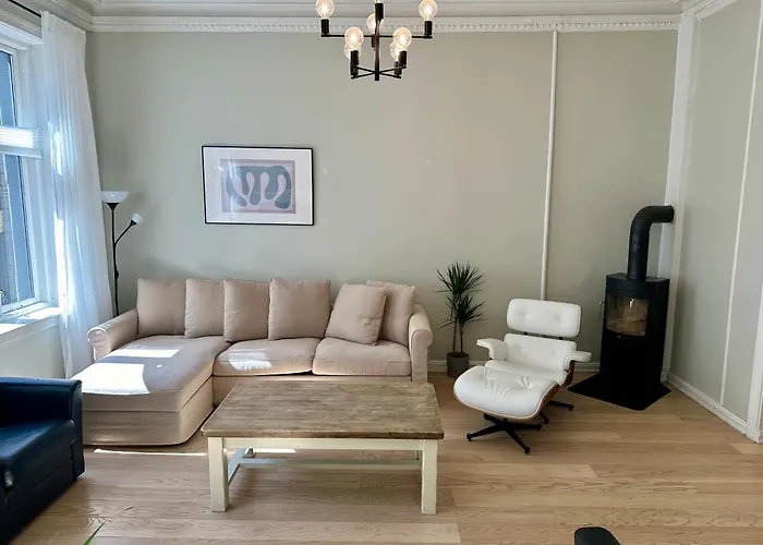 Classical 3 Bedroom, 2 Bath, Minutes From Royal Palace, Main Shopping Street, Restaurants & Downtown