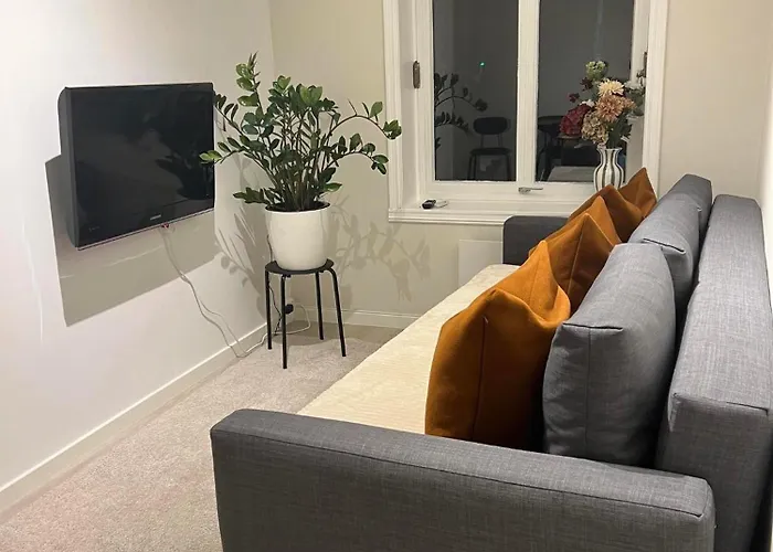 Modern 2Br Apt Near Oslo S - Sleeps 6, New & Cozy