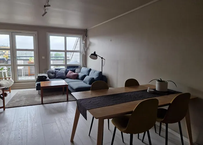 Balkong Med Utsikt Og Gratis Parkering I Garasje