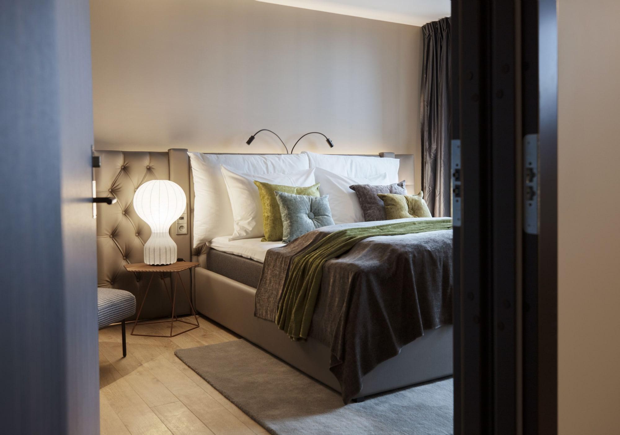 Clarion The Hub 4*