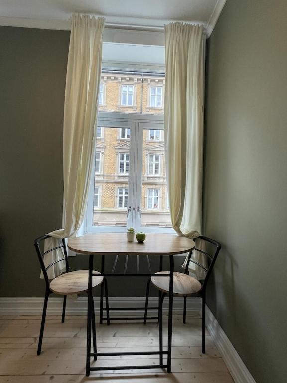 Lovely With Two Large Bedrooms Nearby Opera, Vis A Vis Botanical Garden *