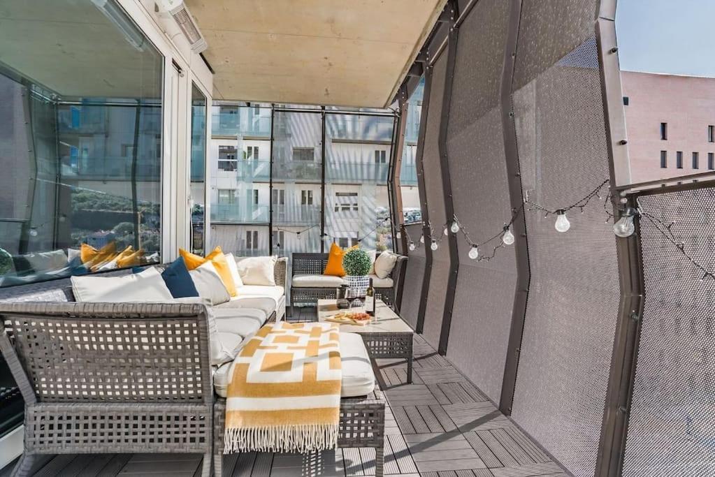 Spacious Modern 2br At Barcode Apartment