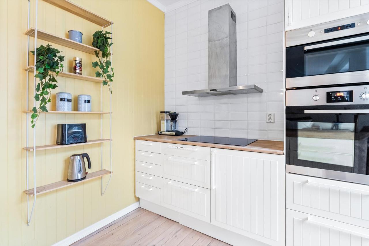 Classic, Unique And Charming - Popular Area Apartment *