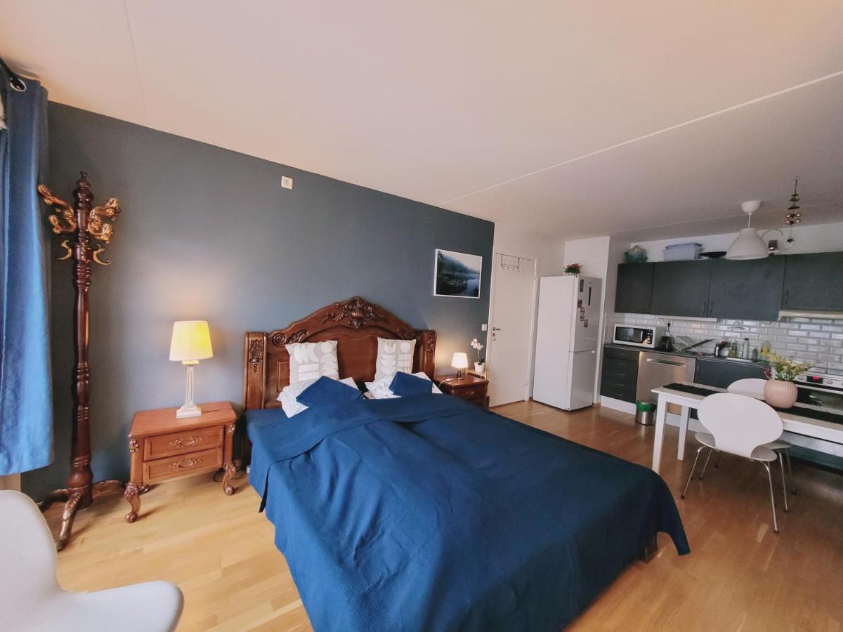 Spacious Private With Private Kitchen & Shared Bathroom *