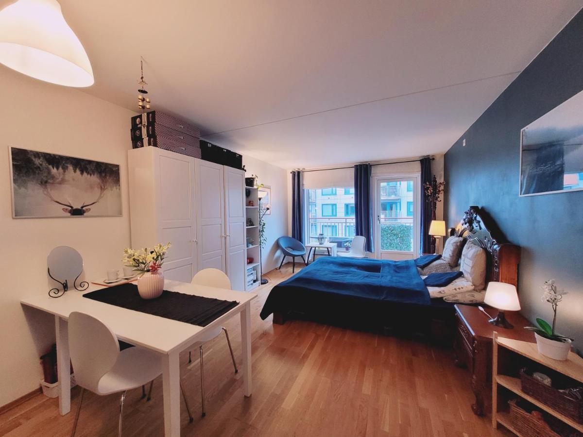 Spacious Private With Private Kitchen & Shared Bathroom *