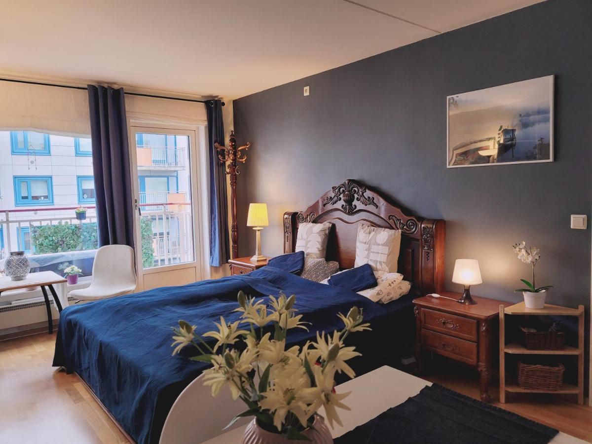 Privat overnatting Spacious Private With Private Kitchen & Shared Bathroom *