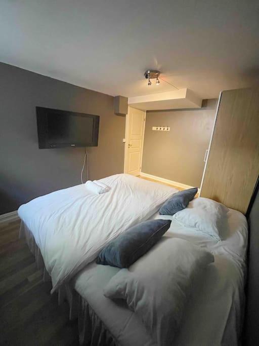 Your Ultimate Group Getaway - Central In Vibrant Bislett Apartment *