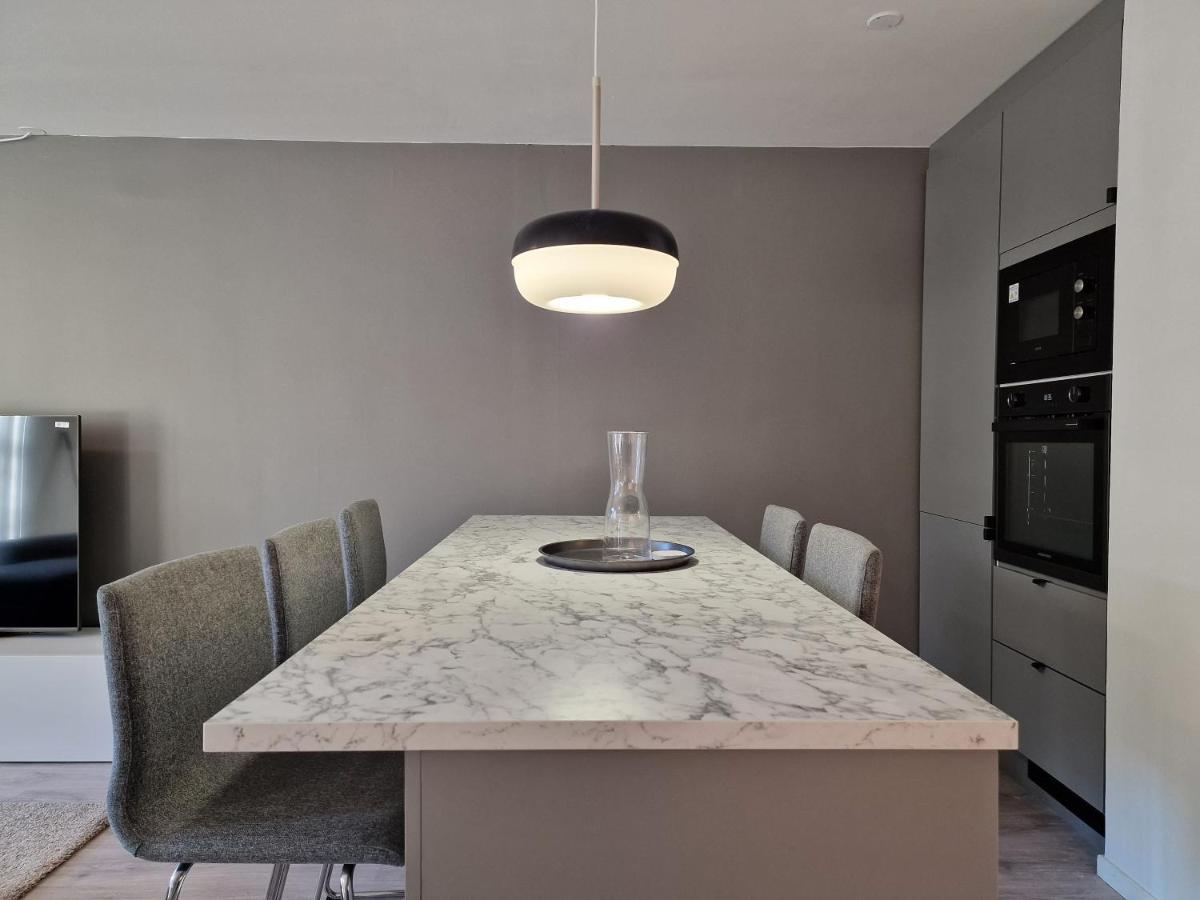 Modern And Apartment, 6 Mins To *