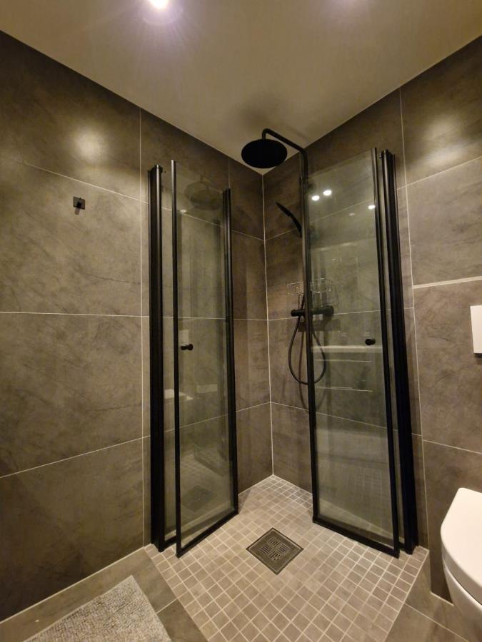 Modern And Apartment, 6 Mins To *