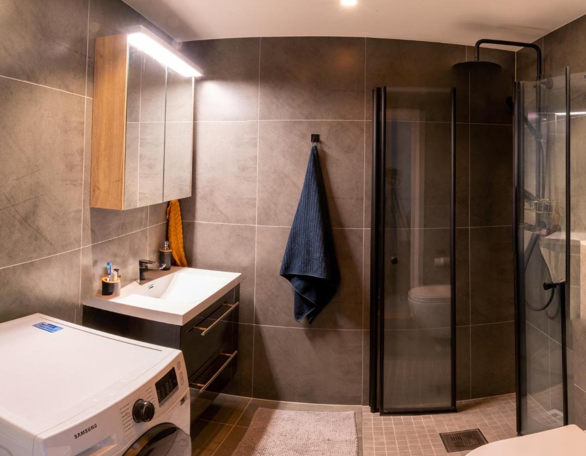 Modern And Apartment, 6 Mins To *