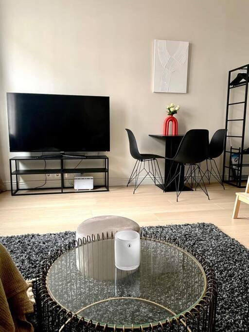 Modern And Cozy Studio In Central *