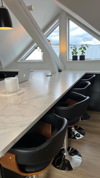 Flott Med 4 Soverom Sentralt I Lejlighed *