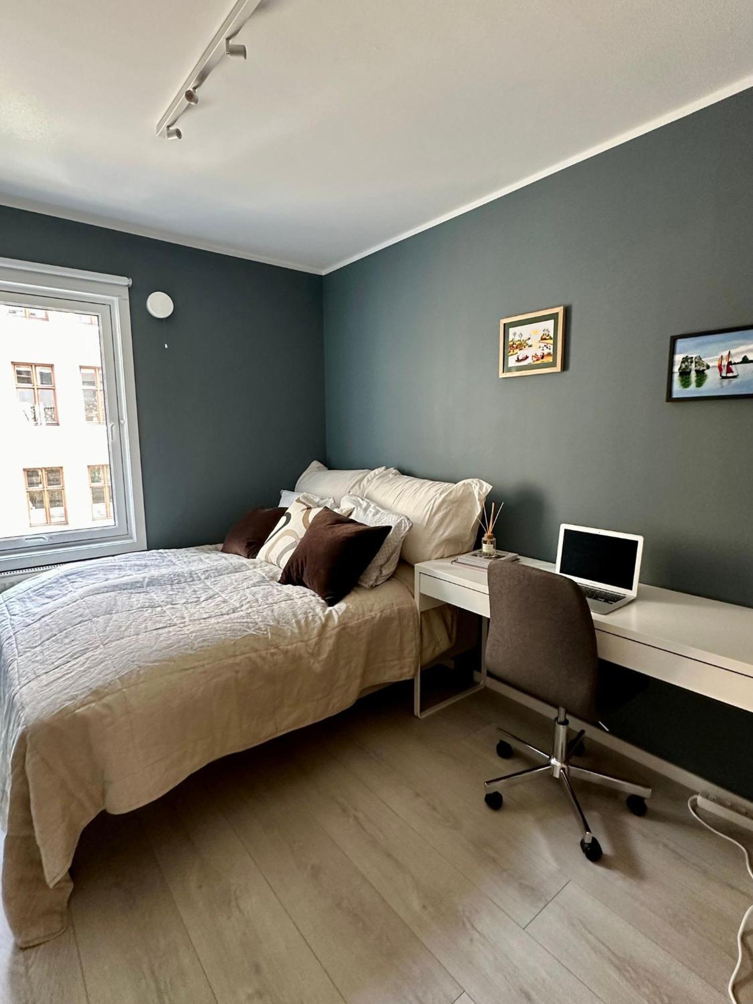 Apartment Central - Two Bedroom With Stylish Interior - Free Parking - *