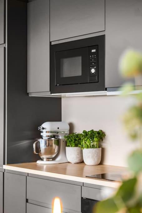 Central - Two Bedroom With Stylish Interior - Free Parking - *