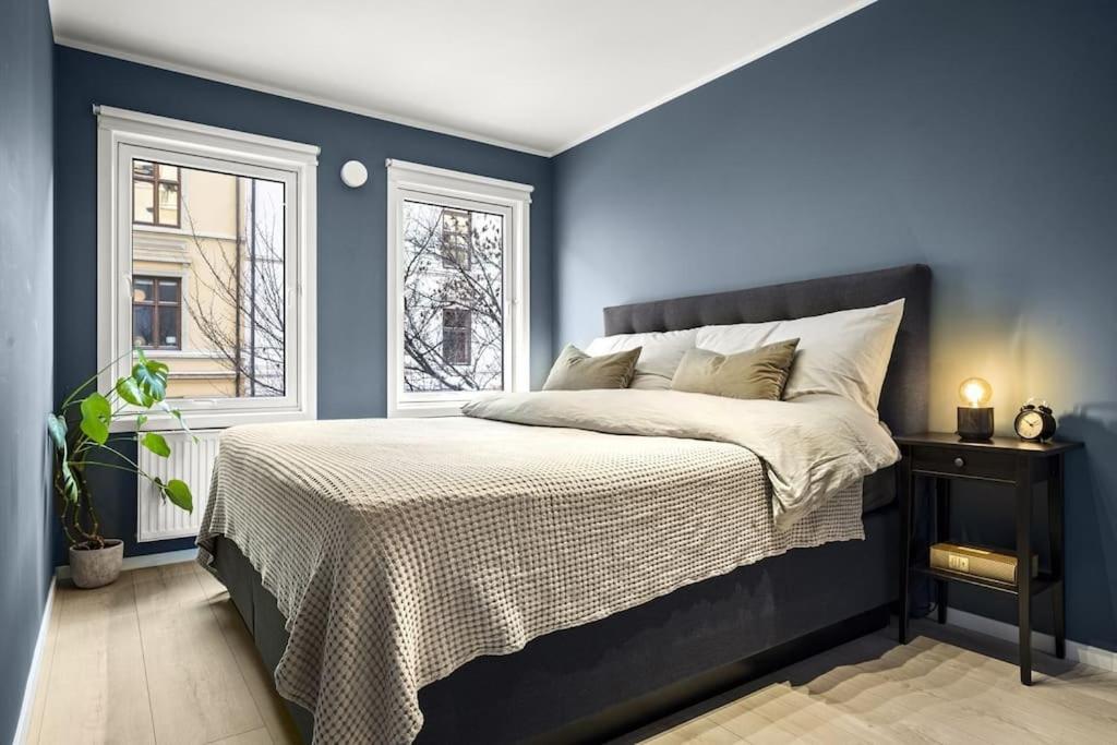 Apartment Central - Two Bedroom With Stylish Interior - Free Parking -