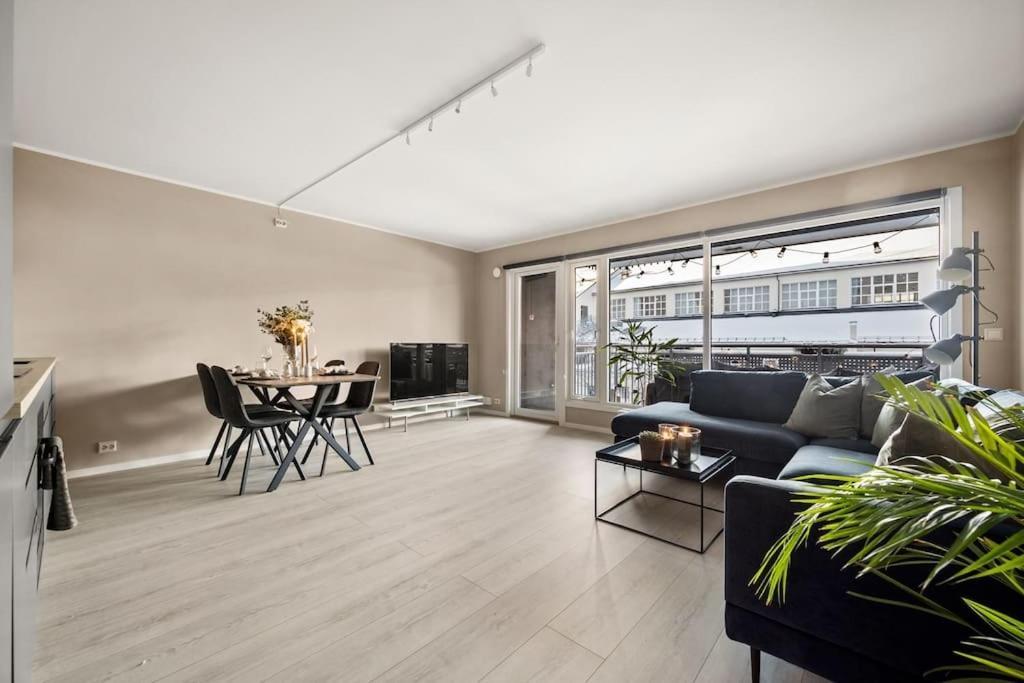 Central - Two Bedroom With Stylish Interior - Free Parking -