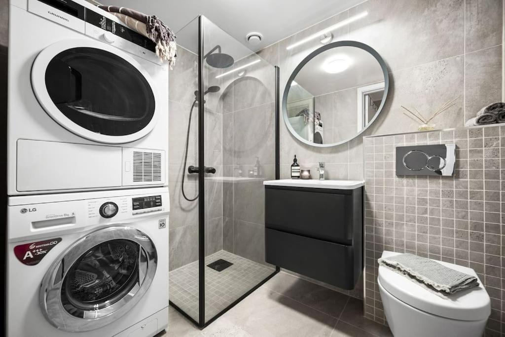 Central - Two Bedroom With Stylish Interior - Free Parking - Apartment