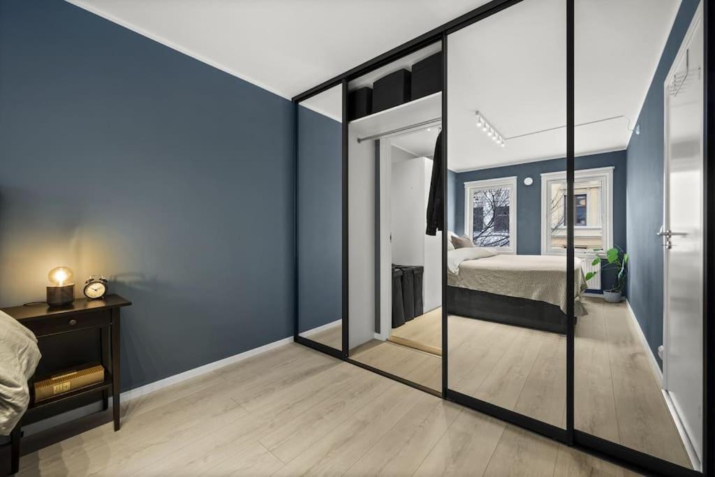 Apartment Central - Two Bedroom With Stylish Interior - Free Parking -