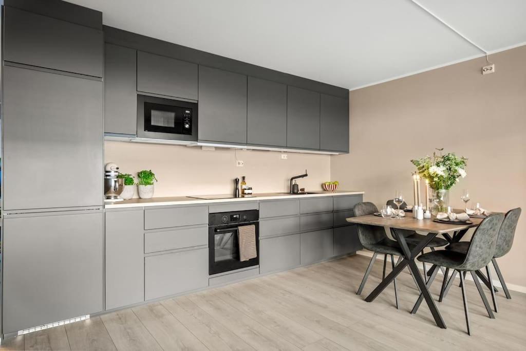 Central - Two Bedroom With Stylish Interior - Free Parking - Apartment
