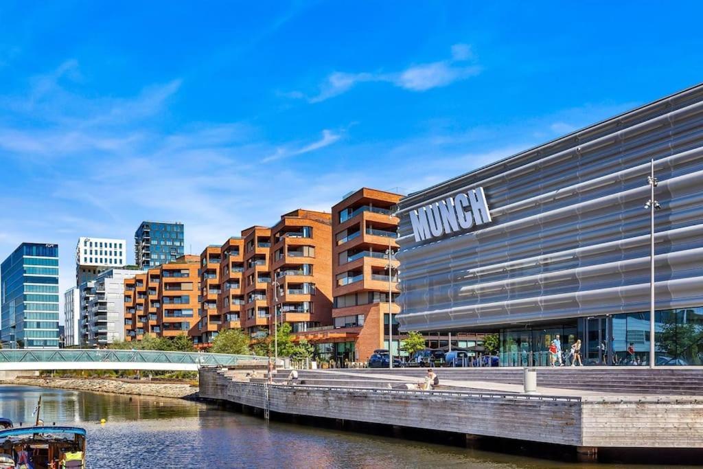 Apartment Central - Two Bedroom With Stylish Interior - Free Parking - *