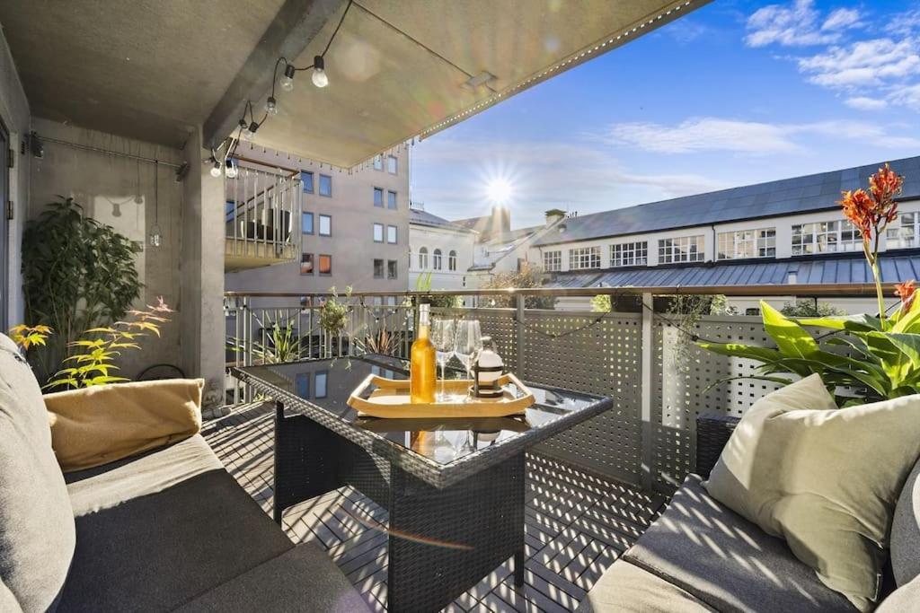 Central - Two Bedroom With Stylish Interior - Free Parking - *
