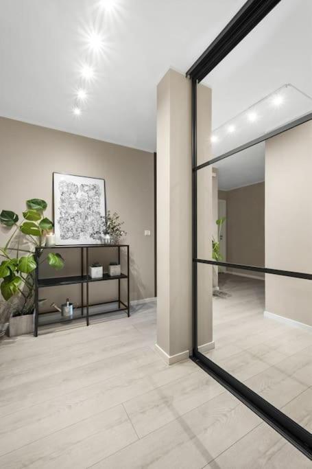 Central - Two Bedroom With Stylish Interior - Free Parking - Apartment