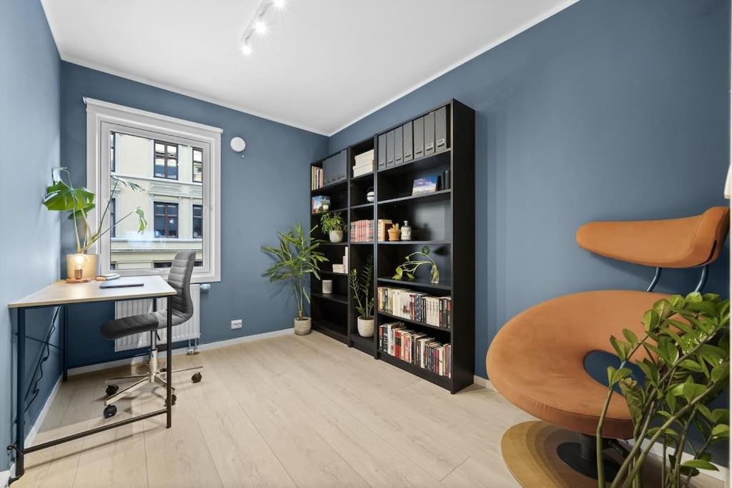 Central - Two Bedroom With Stylish Interior - Free Parking - Apartment *