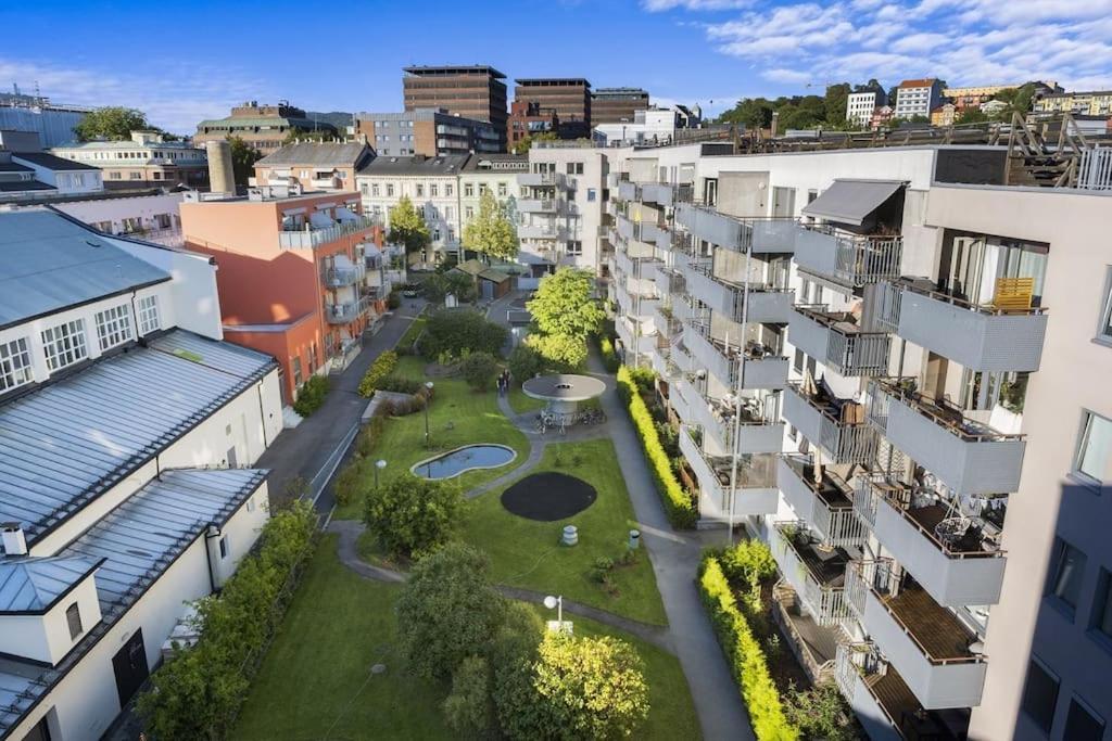 Apartment Central - Two Bedroom With Stylish Interior - Free Parking - *