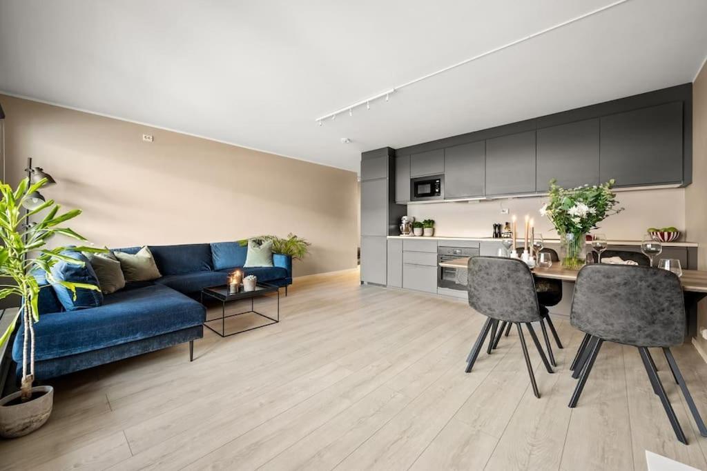 Central - Two Bedroom With Stylish Interior - Free Parking - Apartment *