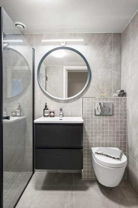 Apartment Central - Two Bedroom With Stylish Interior - Free Parking - *