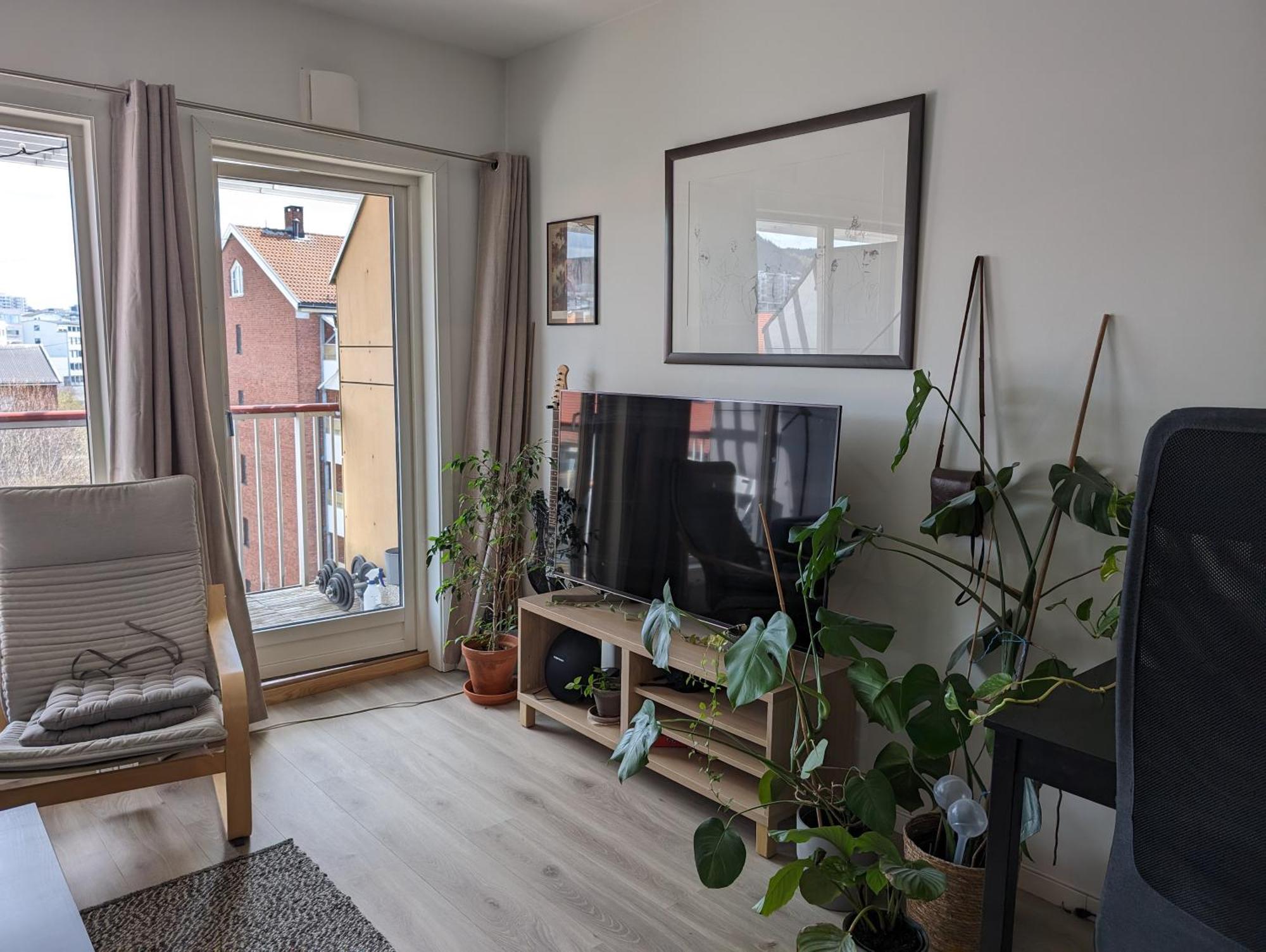 Spacious And Cozy Study With Balcony