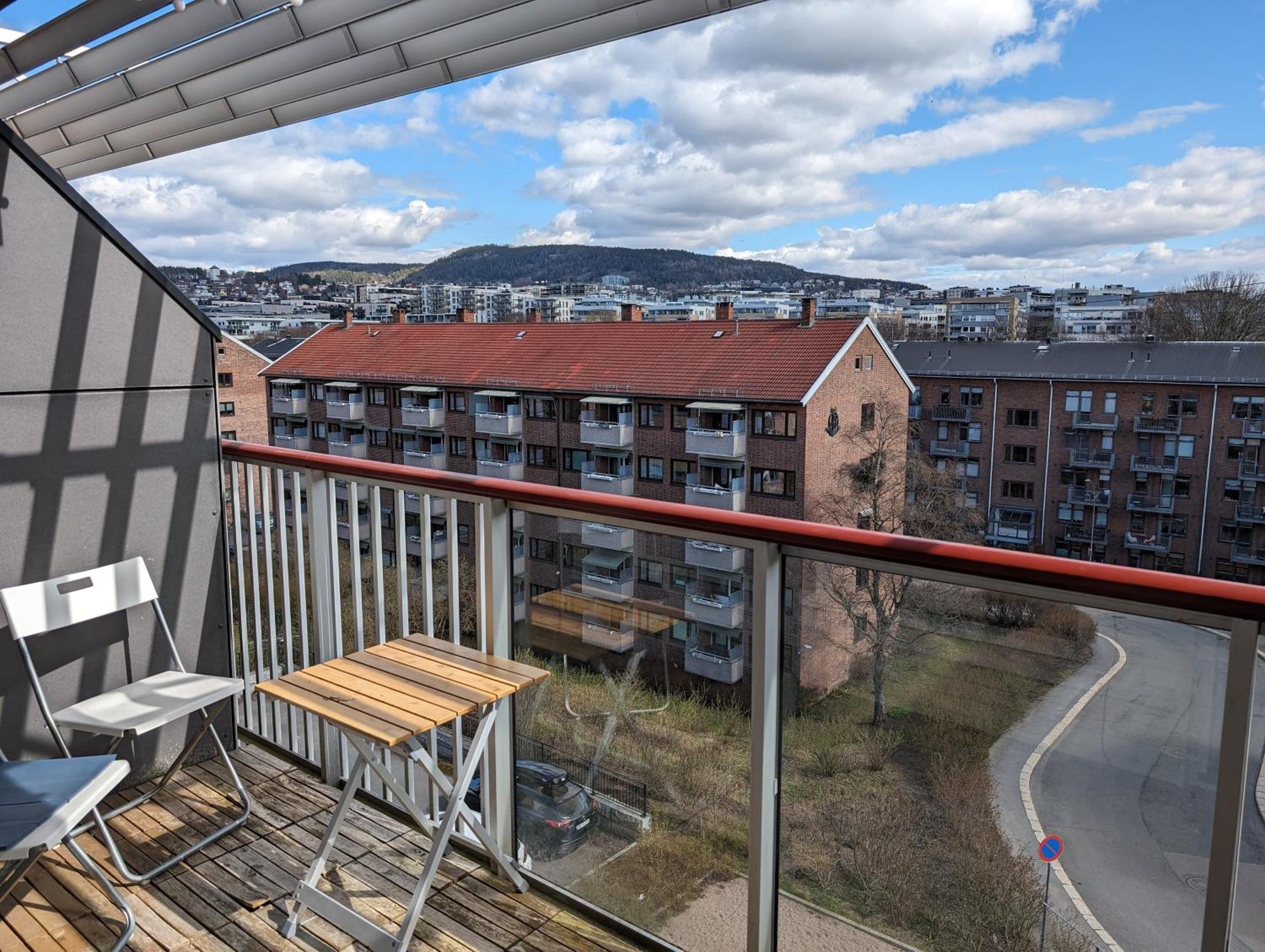 Spacious And Cozy Study With Balcony