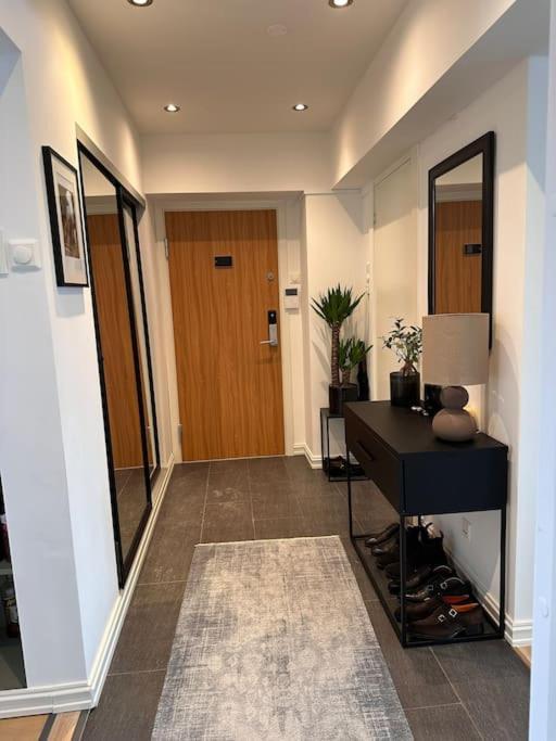 Modern Flat Overlooking Apartment *