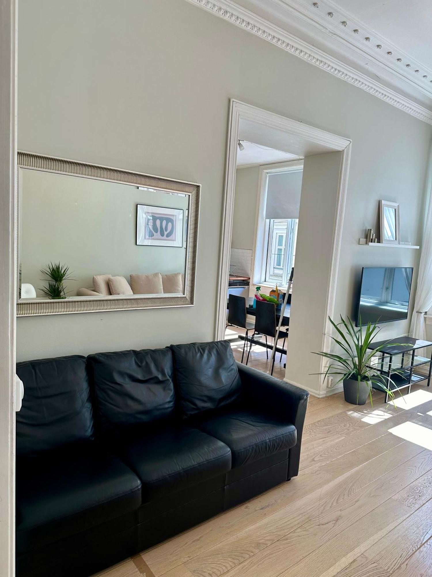 Lejlighed Classical 3 Bedroom, 2 Bath, Minutes From Royal Palace, Main Shopping Street, Restaurants & Downtown