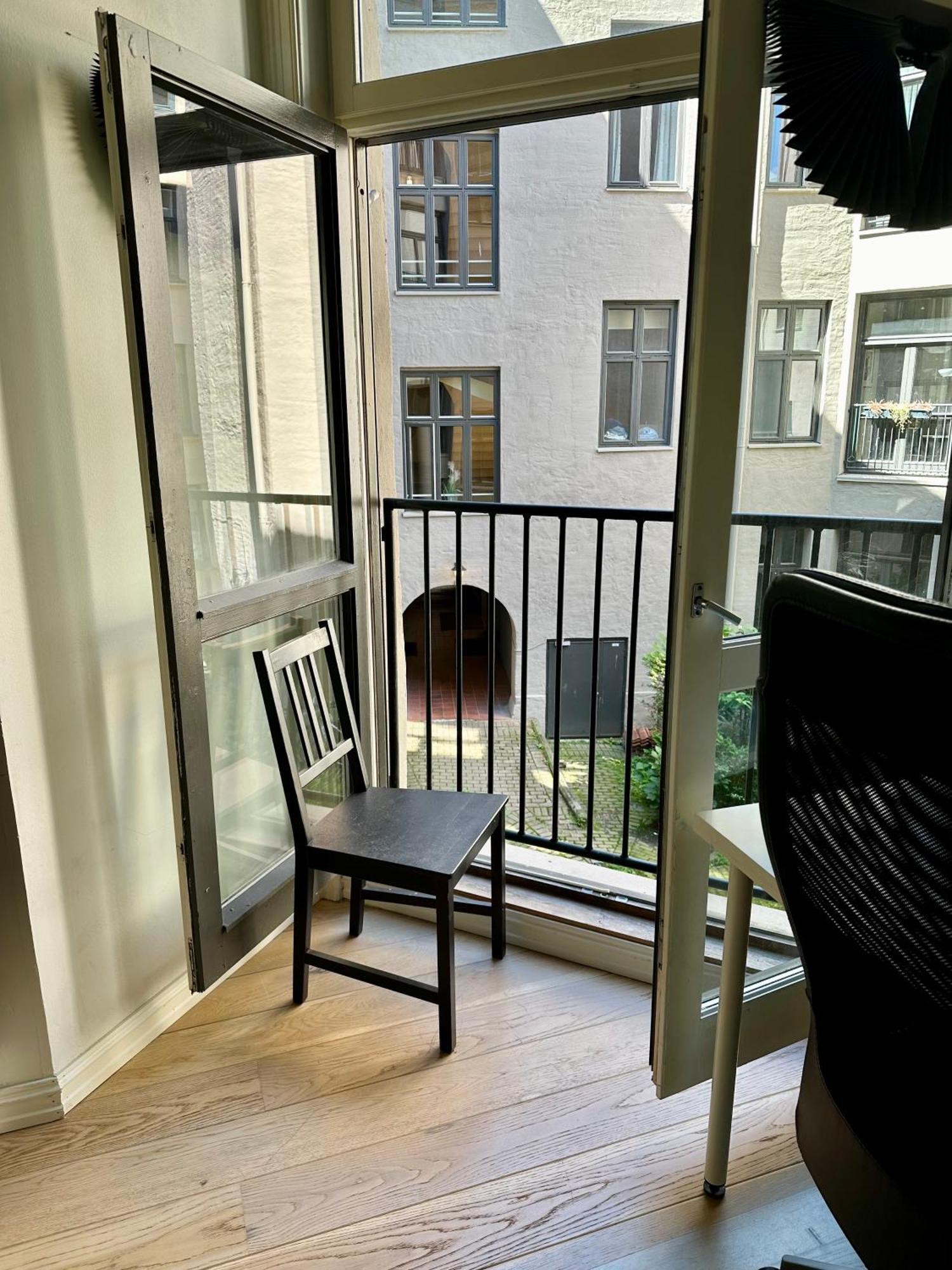 Classical 3 Bedroom, 2 Bath, Minutes From Royal Palace, Main Shopping Street, Restaurants & Downtown Oslo
