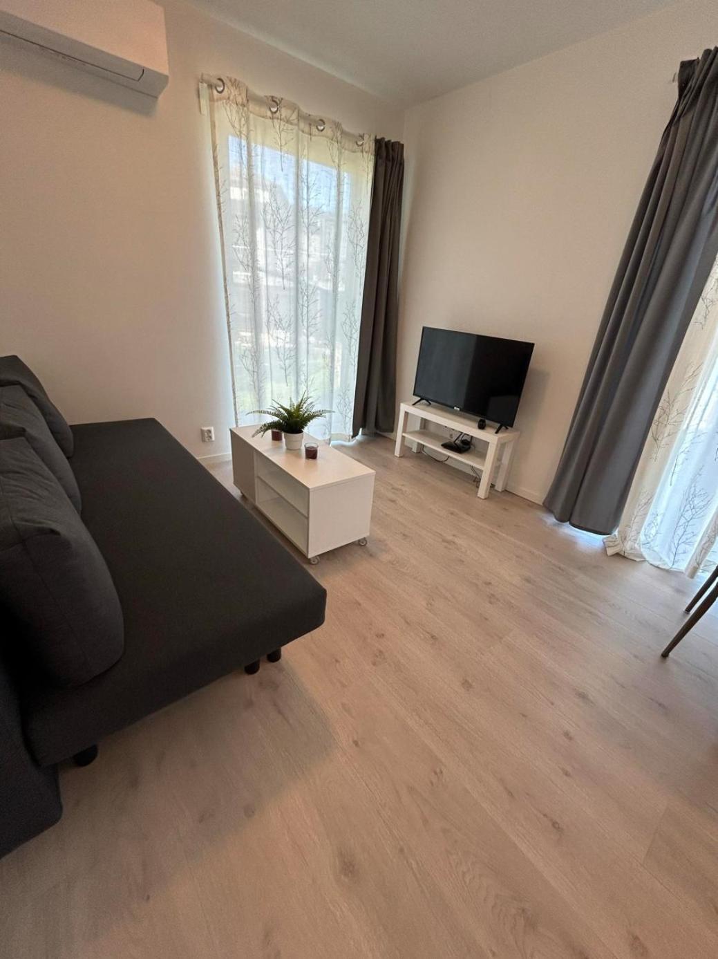 Lisas Apartment, Private New 2 With Big Windows, Share With Nobody