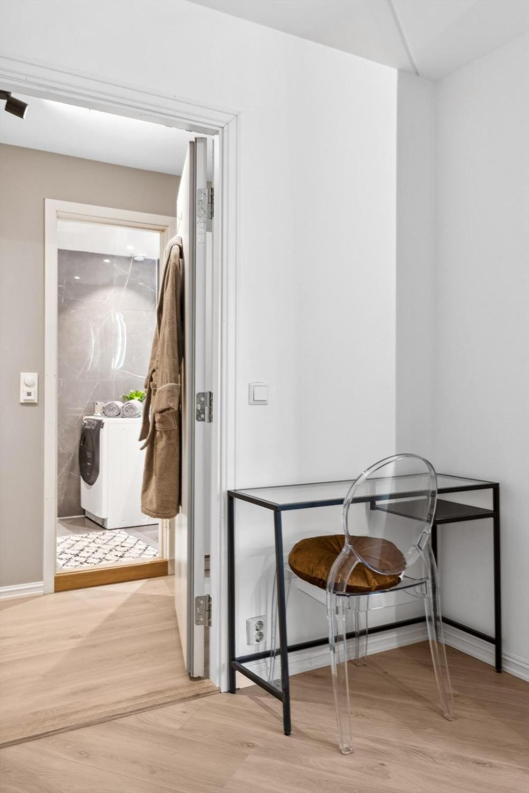 Luxurious Modern In - Eur 4k Expensive Bed And 82