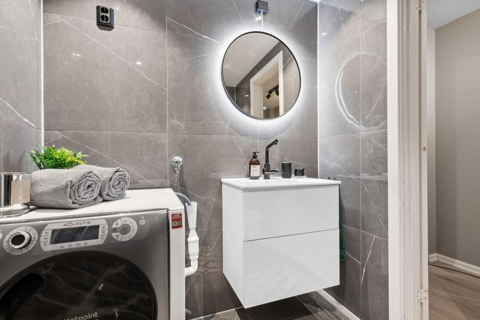 Luxurious Modern In - Eur 4k Expensive Bed And 82