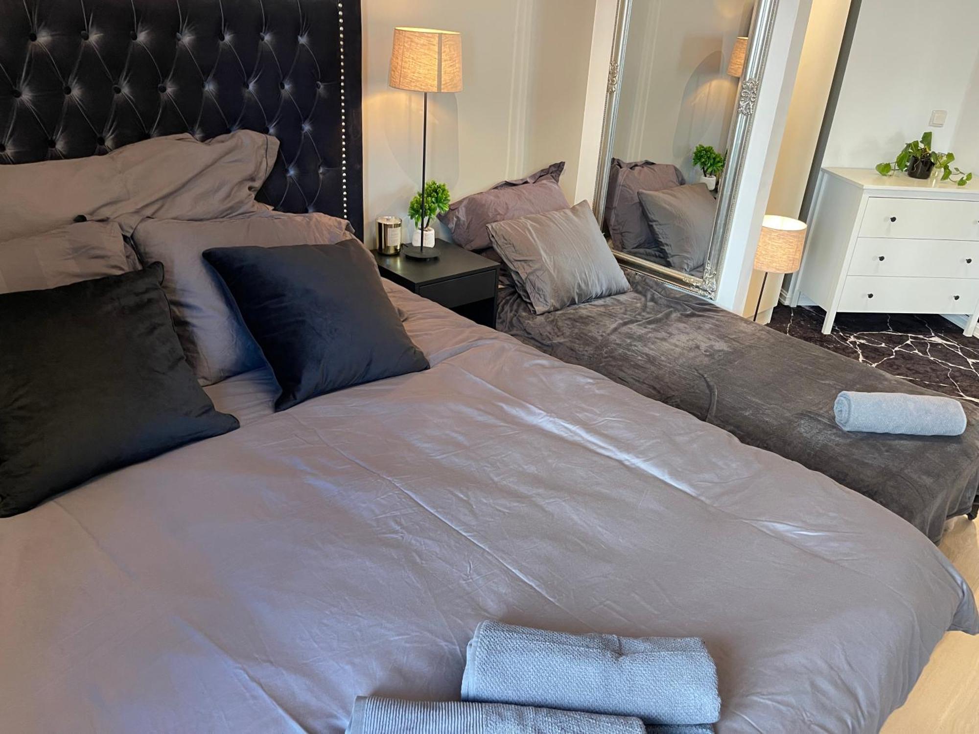 Luxurious Modern In - Eur 4k Expensive Bed And 82