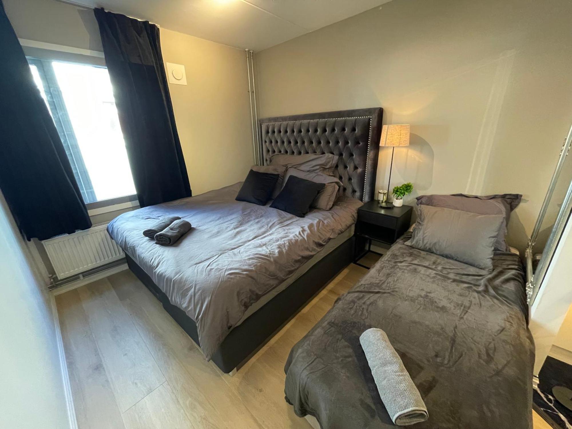Luxurious Modern In - Eur 4k Expensive Bed And 82