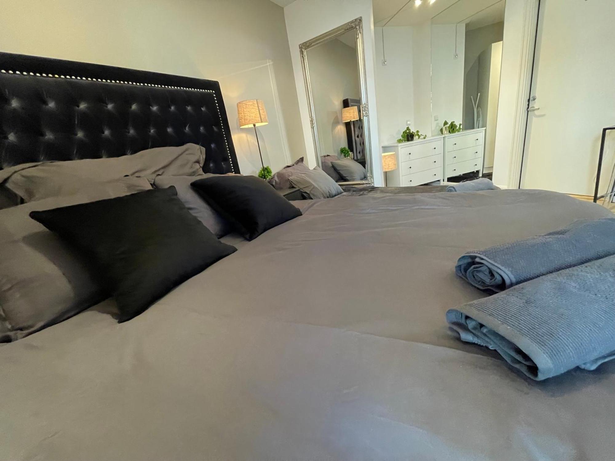 Luxurious Modern In - Eur 4k Expensive Bed And 82