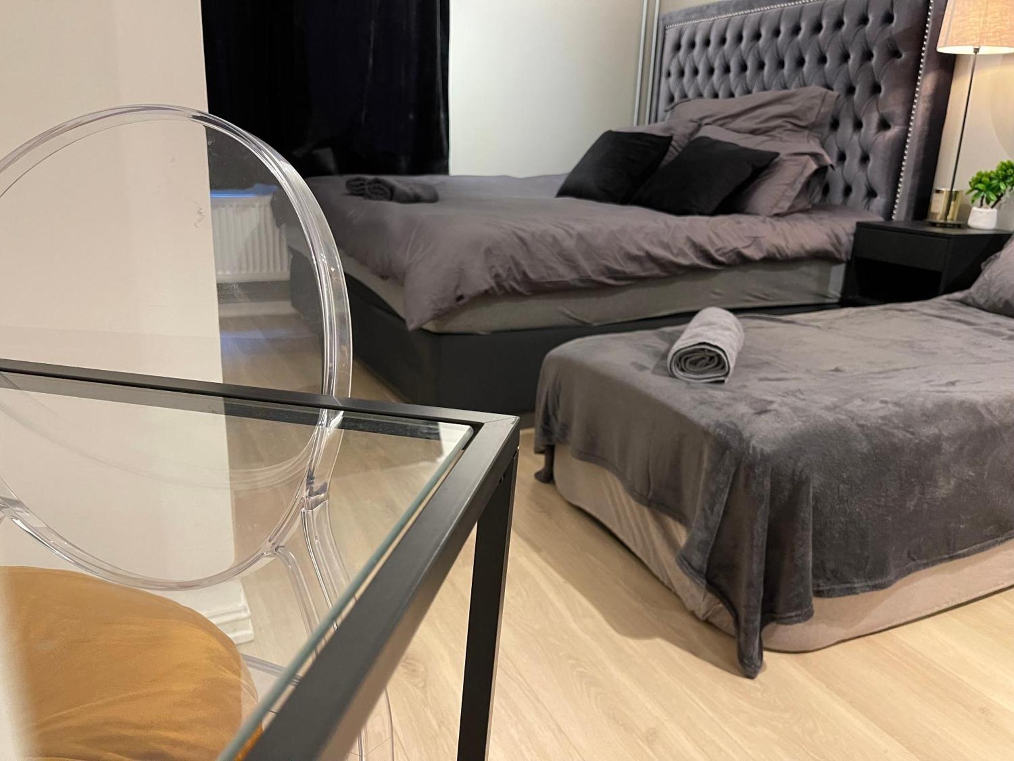 Luxurious Modern In - Eur 4k Expensive Bed And 82