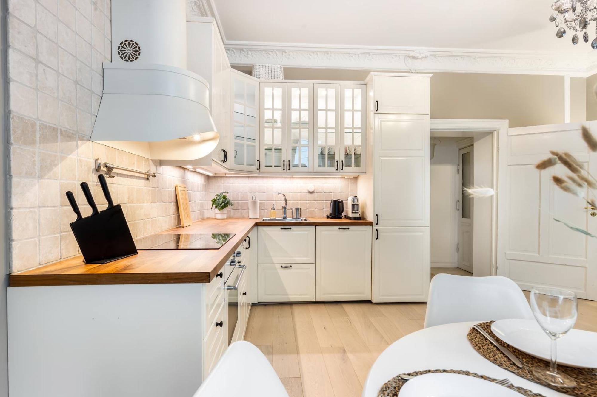 Exclusive And Spacious In Center Apartment *