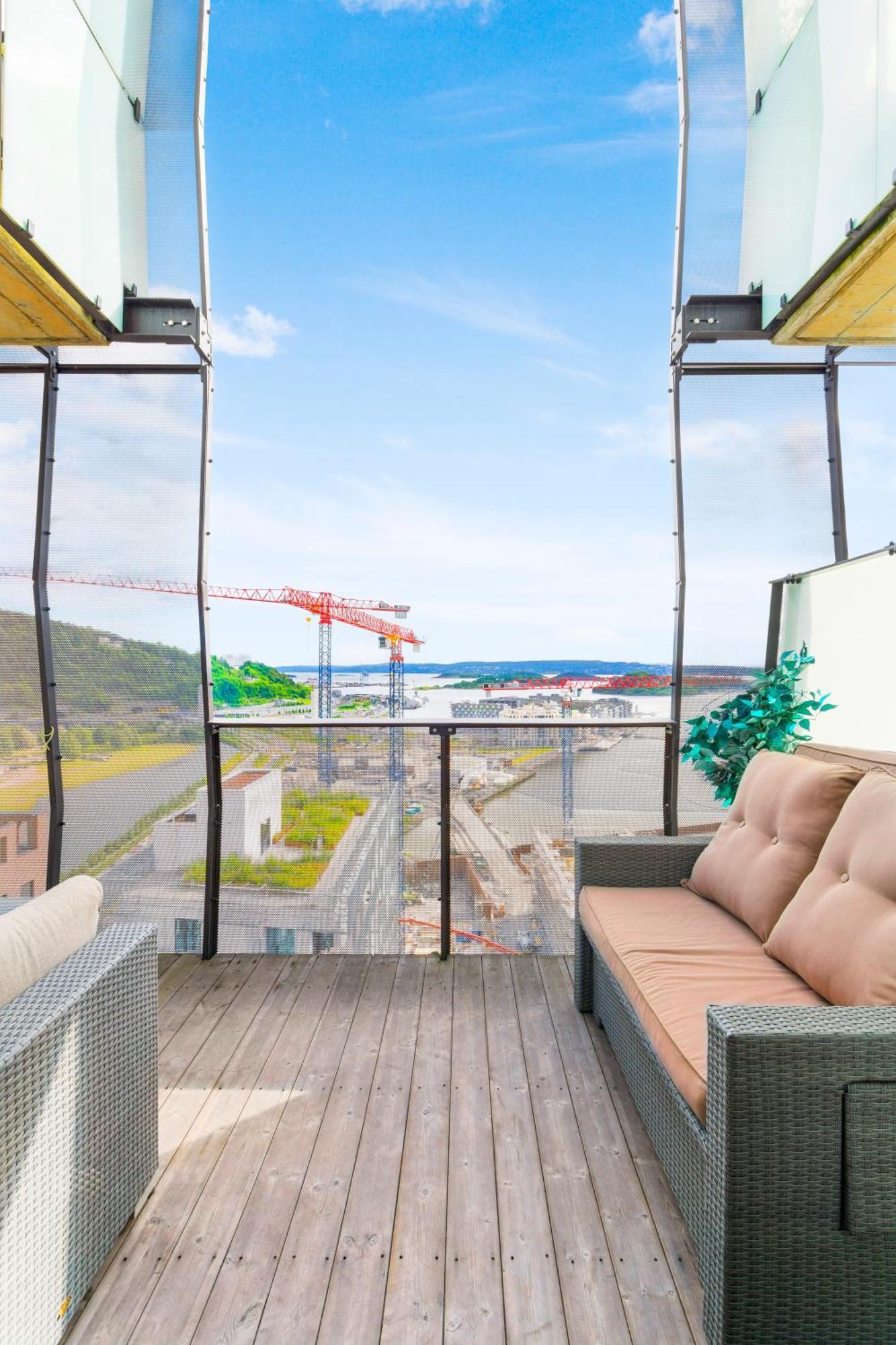 Super Designer Penthouse At 19th Floor With Amazing View! *