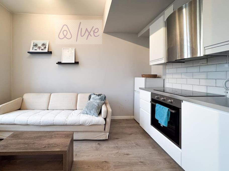 Stylish - Work From - Cozy - Fast Wifi Apartment *